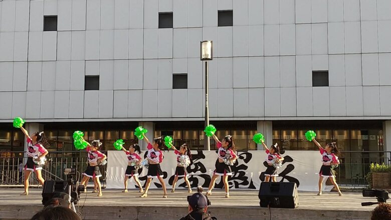 姫路駅までチアダンスを踊る子ども達
