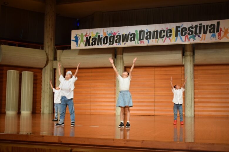 加古川ダンスフェスティバルでキッズダンスを踊る子ども達