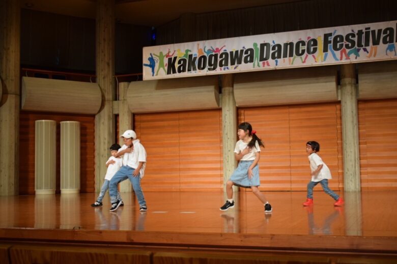 加古川ダンスフェスティバルでキッズダンスをおどる子ども達